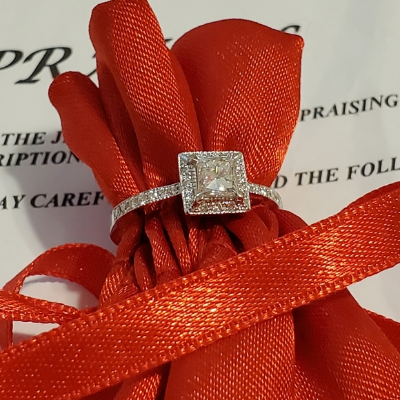 New & unworn 18K White Gold - Diamond Engagement Ring - Picture 14 of 16